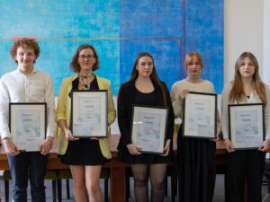 Nagrodzeni studenci koreanistyki: Marek Rosiak, Jadwiga Lorek, Natalia Yemelianova, Zofia Wiktor, Amelia Gołębiowska.