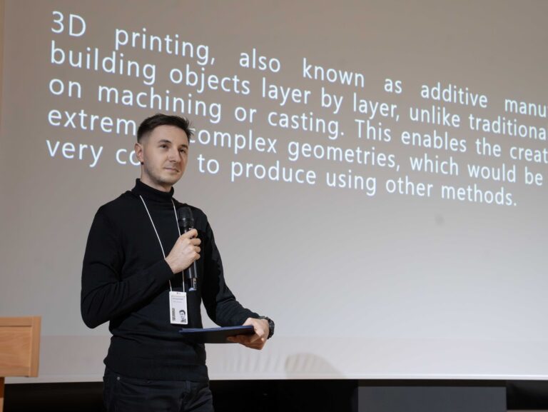 Karol Grabowski, prelegent druku 3D Cell, starszy inżynier ds. utrzymania ruchu podczas prezentacji