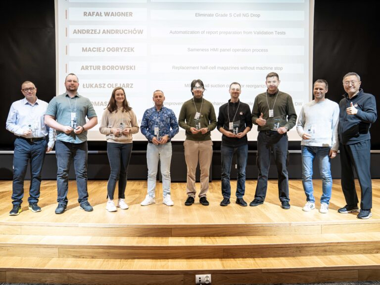 Wręczenie przez wiceprezesa LG Energy Solution, Mike’a Kima, statuetek za najlepsze projekty innowacyjne