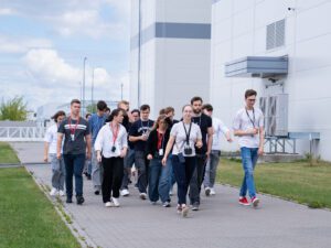 Grupa stażystów podczas line touru, czyli oprowadzania po liniach produkcyjnych zakładu LG Energy Solution Wrocław