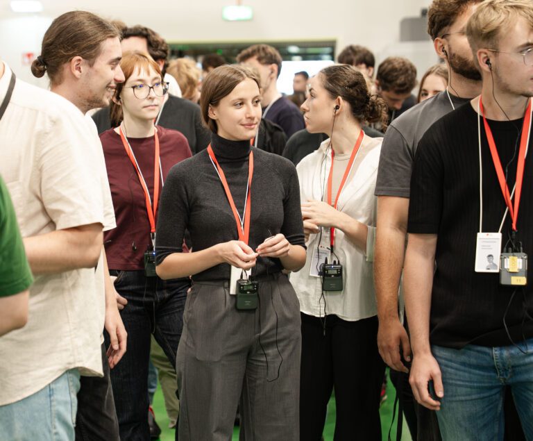 Grupa stażystów podczas line touru, czyli oprowadzania po liniach produkcyjnych zakładu LG Energy Solution Wrocław