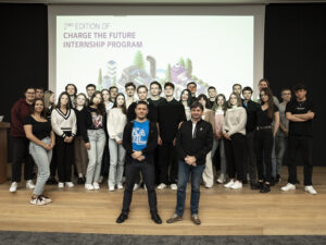 A group of students stand in the auditorium, in front of them LG Energy Solution's HR Director and AI Manager