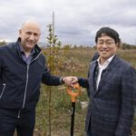 Wójt Gminy Kobierzyce, Piotr Kopeć, trzymający łopatę wspólnie z prezesem LG Energy Solution Wrocław, Jangha Lee