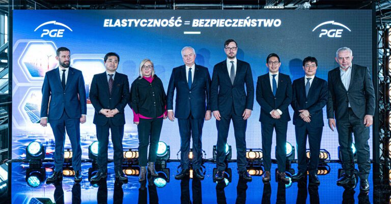 Na zdjęciu od lewej: Michał Domagała, Przewodniczący Rady Nadzorczej PGE Polska Grupa Energetyczna S.A., Hoonmin Lim, Ambasador Republiki Korei w Polsce, Paulina Hennig-Kloska, Ministra Klimatu i Środowiska, Dariusz Marzec, Prezes PGE.S.A., Jakub Jaworowski, Minister Aktywów Państwowych, Hyung Kim, Prezes ESS, LG Energy Solution, Jangha Lee, Prezes LG Energy Solution Wrocław, Grzegorz Onichimowski, Prezes Zarządu Polskie Sieci Elektroenergetyczne S.A.