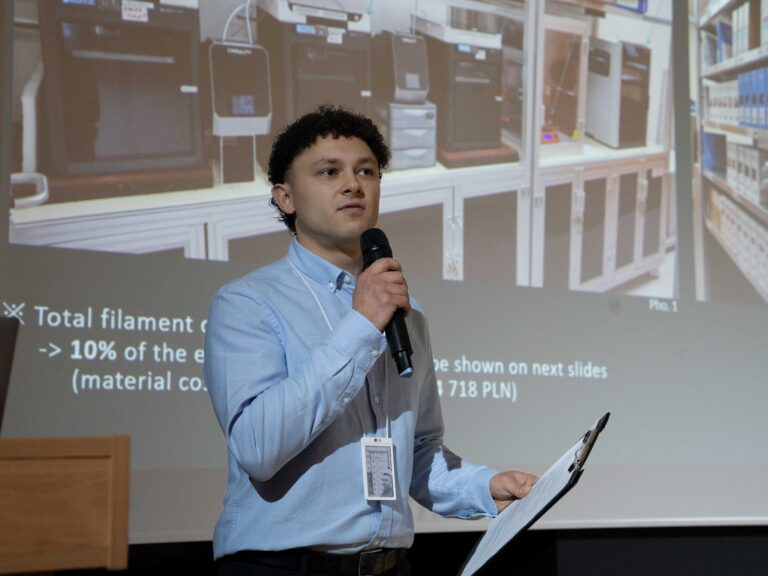 Denys Hlebov, prelegent druku 3D grupy Module, inżynier ds. utrzymania ruchu podczas prezentacji