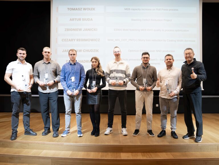 Wręczenie przez wiceprezesa LG Energy Solution, Mike’a Kima, statuetek za najlepsze projekty innowacyjne