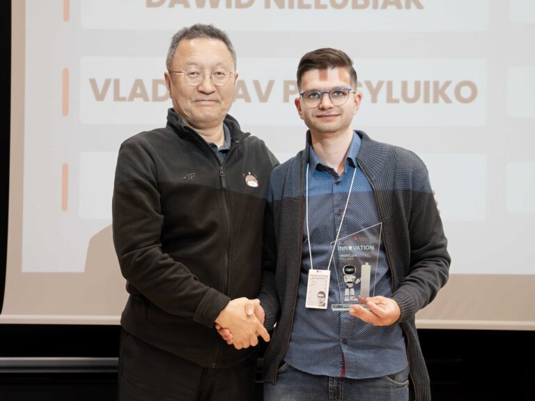 Wręczenie przez wiceprezesa LG Energy Solution, Mike’a Kima, statuetek za najlepsze projekty innowacyjne