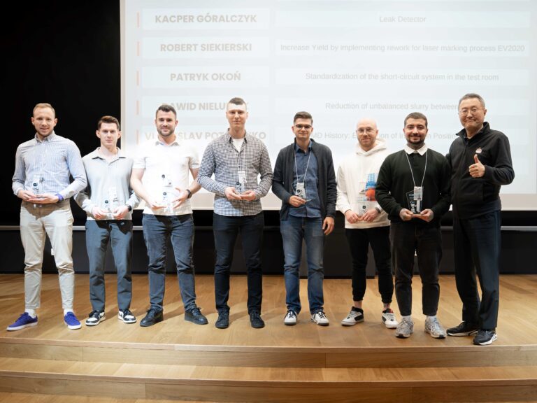 Wręczenie przez wiceprezesa LG Energy Solution, Mike’a Kima, statuetek za najlepsze projekty innowacyjne