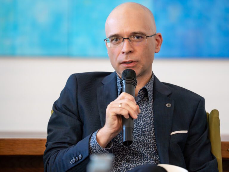 dr hab. Marcin Jacoby – prof. Uniwersytetu SWPS, dziekan Wydziału Nauk Humanistycznych Uniwersytetu SWPS oraz kierownik Zakładu Studiów Azjatyckich