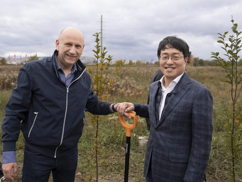 Kobierzyce Commune Head, Piotr Kopeć, holding a shovel together with the president of LG Energy Solution Wrocław, Jangha Lee